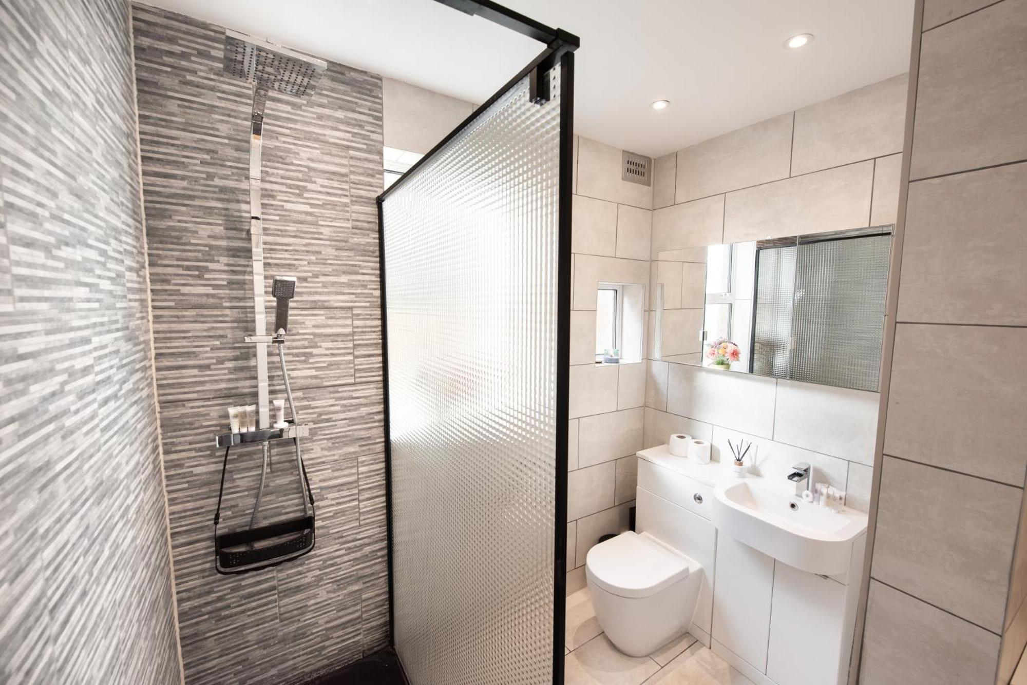 Victorian 2Br Apartment, King Beds, Fast Wifi, Near Shops, Cafes & Transport, E17 Londra Exterior foto