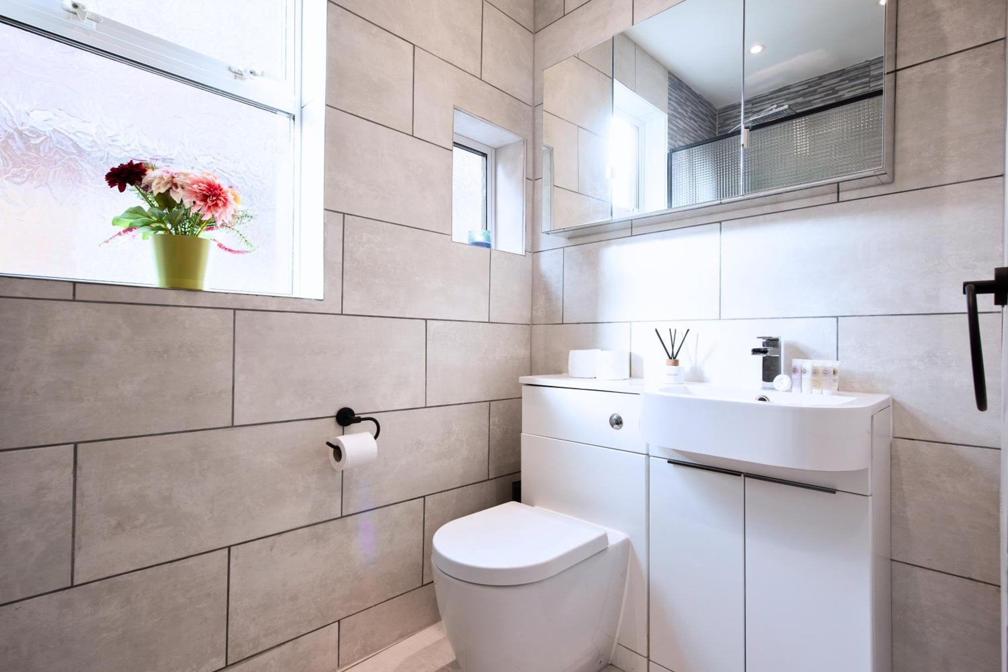 Victorian 2Br Apartment, King Beds, Fast Wifi, Near Shops, Cafes & Transport, E17 Londra Exterior foto